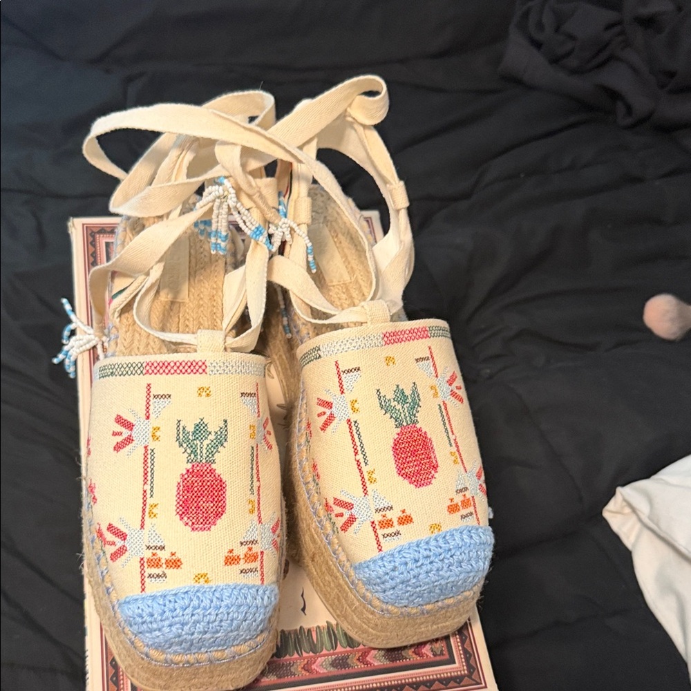 FARM Rio Paradise Embroidered Espadrille Platform Sandal EUC